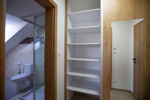 Koupelna v ubytování Apartmány Hvezdáreň + 37 fotografií
