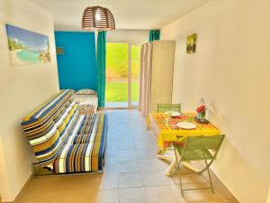 Posezení v ubytování Studio Oasis - Piscine et proche des plages