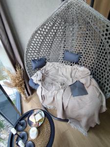 巴统Cozy Bali Style Relax & Coffee & Yoga & Work room的一张带毯子和桌子上的枕头的床 更多47张照片