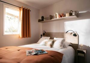 En eller flere senge i et værelse på Camping 4 étoiles - Parc aquatique - ccadfdf + 13 billeder