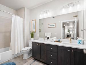 une salle de bain avec un lavabo, des toilettes et un miroir dans l'établissement Mayflower Lakeside 3 Bedroom Mountain Retreat,  31 autres photos