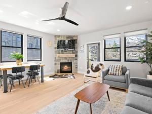 un salon avec un canapé et une table dans l'établissement Mayflower Lakeside 3 Bedroom Mountain Retreat, 