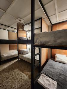 Zimmer mit Etagenbett und 3 Etagenbetten. in der Unterkunft Mochila Urbana6 in San Salvador