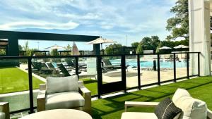 a balcony with chairs and a swimming pool at 1BR Getaway Pool Gym in Austin +25 photos