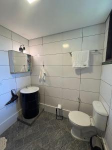 a bathroom with a toilet and a sink at Casa Café - Aconchego na Floresta - Rota do Vinho in São Roque +9 photos