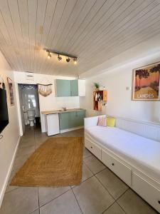 a living room with a bed and a kitchen at Studio entre lac et océan à Hossegor in Soorts-Hossegor