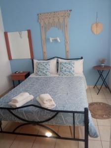 Postel nebo postele na pokoji v ubytování Maravelias Rooms
