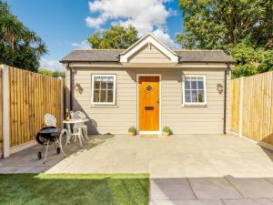 ein kleiner Schuppen mit einer orangefarbenen Tür im Hof in der Unterkunft 1 Bed in Broadstairs 89391 in Broadstairs