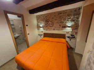 Postel nebo postele na pokoji v ubytování Antico Mulino di Cascia + 4 fotografie