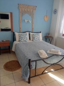 Postel nebo postele na pokoji v ubytování Maravelias Rooms