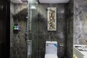 Kopalnica v nastanitvi Warm Yes Business Hotel -Free shuttle bus during the Canton Fair