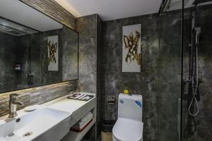 Kopalnica v nastanitvi Warm Yes Business Hotel -Free shuttle bus during the Canton Fair