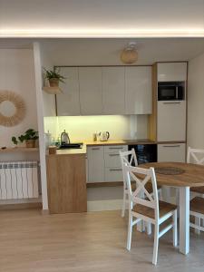 Kuchyňa alebo kuchynka v ubytovaní Bianco Apartamenty Laskowa - Zator