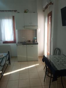 Kuchyň nebo kuchyňský kout v ubytování Maravelias Rooms + 31 fotografií