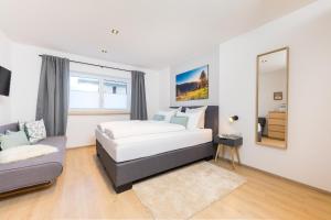 sypialnia z łóżkiem i kanapą w obiekcie Easy Living Apartment Ötztal w mieście Sautens