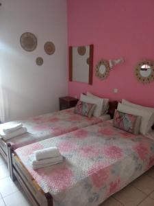 Postel nebo postele na pokoji v ubytování Maravelias Rooms