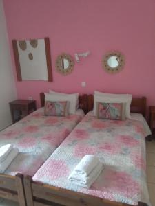Postel nebo postele na pokoji v ubytování Maravelias Rooms