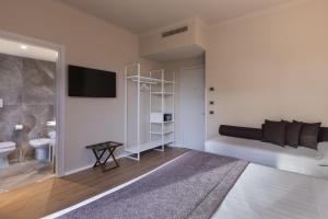 TV a/nebo společenská místnost v ubytování Garner Hotel Rome Aurelia by IHG