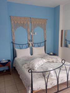 Postel nebo postele na pokoji v ubytování Maravelias Rooms
