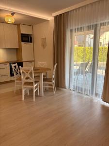 Kuchyňa alebo kuchynka v ubytovaní Bianco Apartamenty Laskowa - Zator
