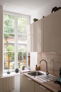 Kuchyň nebo kuchyňský kout v ubytování La Teranga de Kadi & Cathy, avec jardin privatif + 48 fotografií