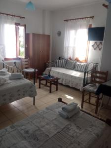 Postel nebo postele na pokoji v ubytování Maravelias Rooms