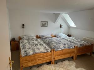 two twin beds in a room with a attic at Historische Mühle am Schloss in Amöneburg