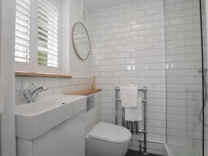 Ένα μπάνιο στο 2 Bed in Burton Bradstock DC166 +42 φωτογραφίες