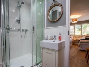 Ένα μπάνιο στο 4 Bed in West Bexington DC149 +40 φωτογραφίες