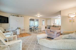 sala de estar con sofás y sillas y cocina en Family Home on Cape Cod Walk to Cooks Brook Beach, en Eastham