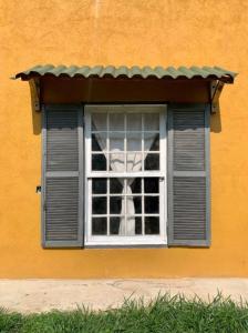 サンタ・ブランカにあるPatizal - Santuário de animaisのシャッター付きの建物の窓