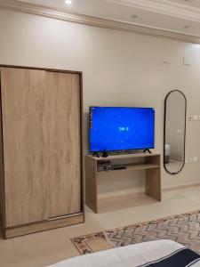 sala de estar con TV y puerta corredera en وادي العقيق 201, en Medina