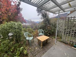 Retro cosy unit with lake views and patio walk to town外面的花园