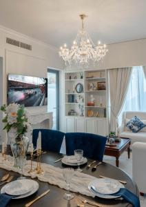 Posezení v ubytování Abu Dhabi 4BR Villa - Victorian-Inspired Stay