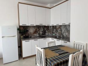 Kuchyň nebo kuchyňský kout v ubytování Orkidea Apartments