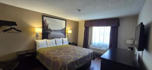 Postel nebo postele na pokoji v ubytování Super 8 by Wyndham Rogers Minnesota