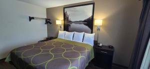 Postel nebo postele na pokoji v ubytování Super 8 by Wyndham Rogers Minnesota