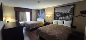 Postel nebo postele na pokoji v ubytování Super 8 by Wyndham Rogers Minnesota