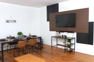 Μια τηλεόραση ή/και κέντρο ψυχαγωγίας στο Bungalow Kingston
