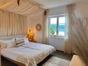 Postel nebo postele na pokoji v ubytování Strandhotel Kärntnerhof