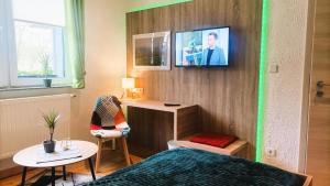 TV a/nebo společenská místnost v ubytování Etappe 17 - am Kylltal Radweg + 6 fotografií