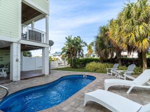 Πισίνα στο ή κοντά στο Adventures in Sombrero - Waterfron Pool Home, 26' Dock