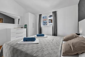 Postel nebo postele na pokoji v ubytování Kira Sea View apartment