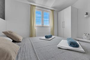 Postel nebo postele na pokoji v ubytování Kira Sea View apartment