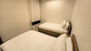 a small room with two beds in it at شقق سكنية مفروشة فاخرة - مكة الشرائع in Ash Sharāʼi‘