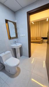 a bathroom with a white toilet and a sink at شقق سكنية مفروشة فاخرة - مكة الشرائع in Ash Sharāʼi‘