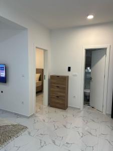 Μια τηλεόραση ή/και κέντρο ψυχαγωγίας στο VANjA Apartment