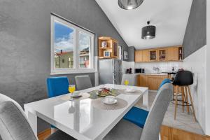 Kuchyň nebo kuchyňský kout v ubytování Kira Sea View apartment