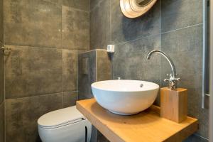 bagno con lavabo e servizi igienici di Apartments La Bohème a Dubrovnik Altre 40 foto