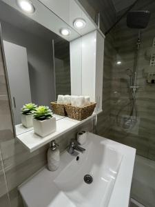 Bilik mandi di Apartament Florești +8 gambar